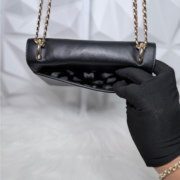 🌸Marc Jacobs Black and Gold Crossbody Bag 🌷 - Picture 6 of 13